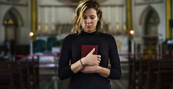 Zwar sind in den Gemeinden überwiegend Frauen anzutreffen, doch sind Leitungspositionen in der katholischen Kirche fast ausschließlich mit Männern besetzt. Foto: AdobeStock/Rawpixel.com.