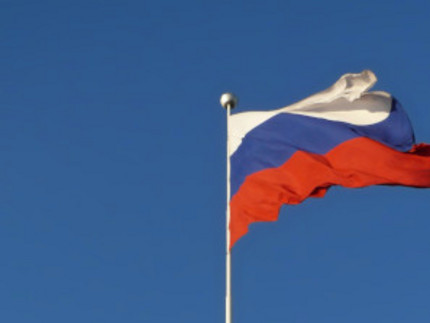 russische Flagge weht im Wind