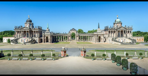 Foto: Die Kolonnade auf dem Campus Am Neuen Palais – ein Beispiel für Symmetrie (Foto: Karla Fritze)
