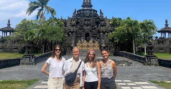 Studierende posieren vor dem Bajra Sandhi Monument, Denpasar.