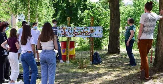Gruppe im Schulgarten. Das Foto ist von Sarah Hoyer.