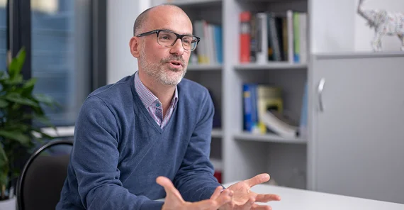 Prof. Dr. Zoran Nikoloski talking.