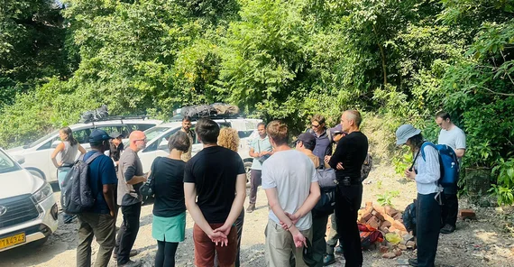 Diskussion über die Geologie des Himalaya.