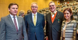 Detlev W. Belling (Mitte), umringt von Uni-Präsident Oliver Günther, dem ungarischen Justizminister László Trócsányi und einer Angehörigen der ungarischen Botschaft Berlin (v.l.n.r.).