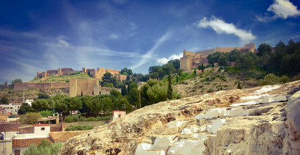 Steinhäuser der Stadt Castellon auf einem Felsen